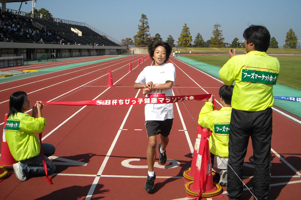 6年女子は舛形さんが11分05秒の素晴らしい記録で連覇。