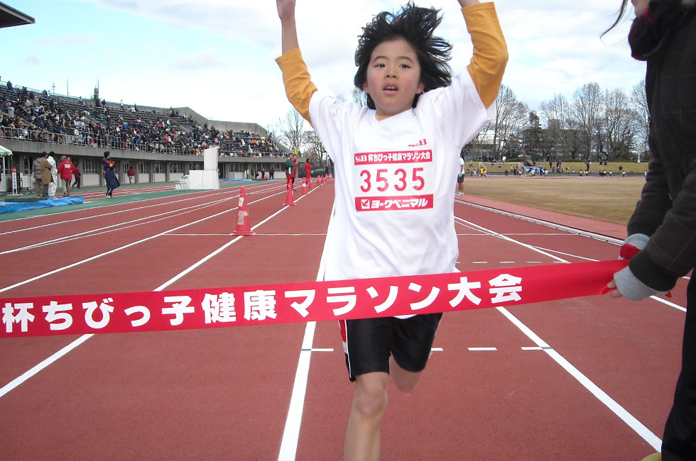 3年女子は小林さんが順調に成長。7分36秒の今年度最高タイムをマークし2連覇。