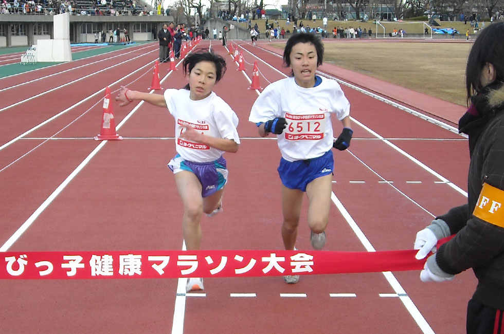 ハイレベルな名勝負だった6年女子は坂本さんと永井さんがほぼ同時にフィニッシュ。僅差で坂本さんが(右)制し3連覇達成。