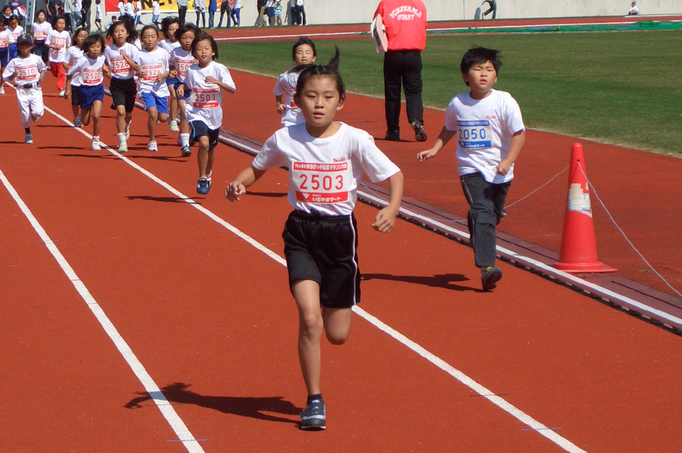 2年女子は序盤から飯島さんが独走態勢へ。6分05秒の破格のタイムをマーク。