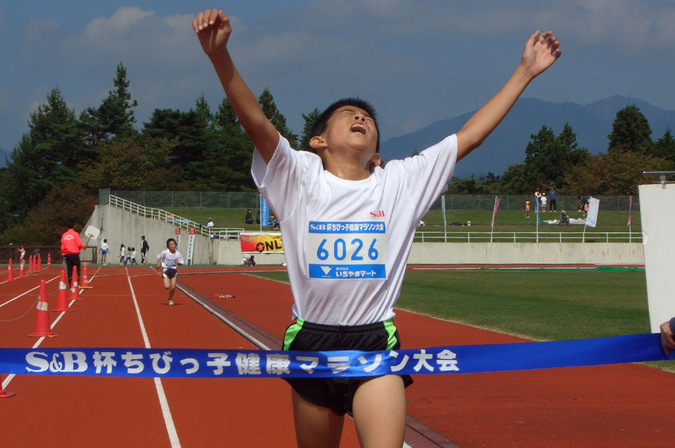 6年男子は高橋くんが池田くんとの接戦を制して歓喜のフィニッシュ！