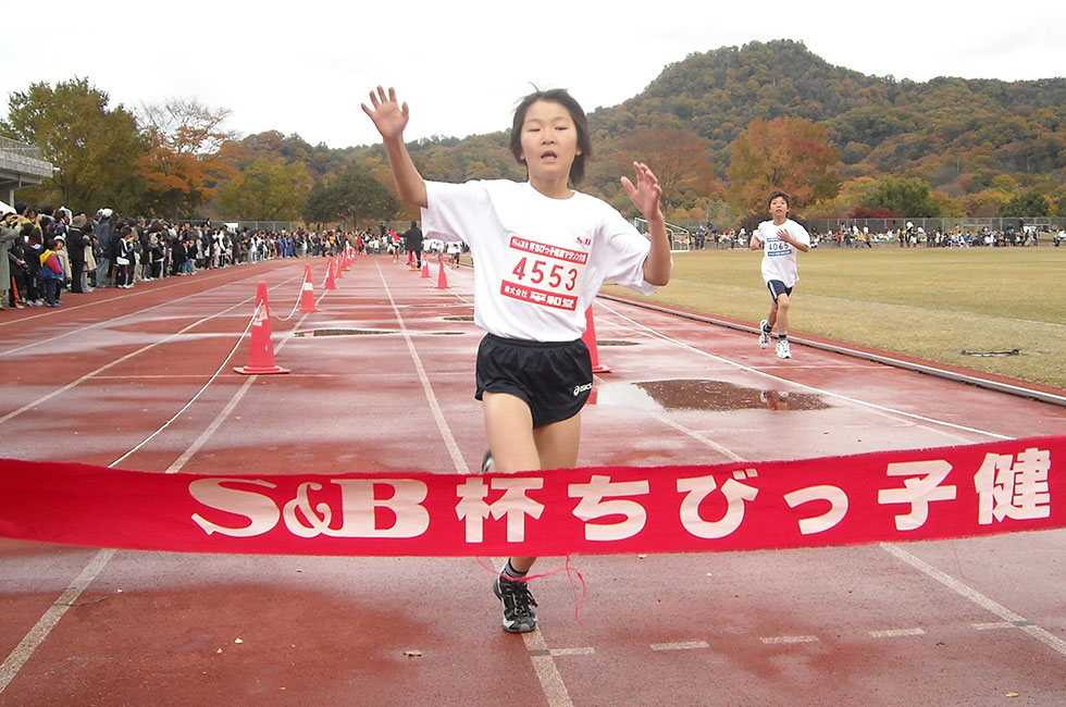 4年女子は臼井さんが昨年2位からランクアップ。タイムも7分27秒（昨年度ランク6位）と急上昇。