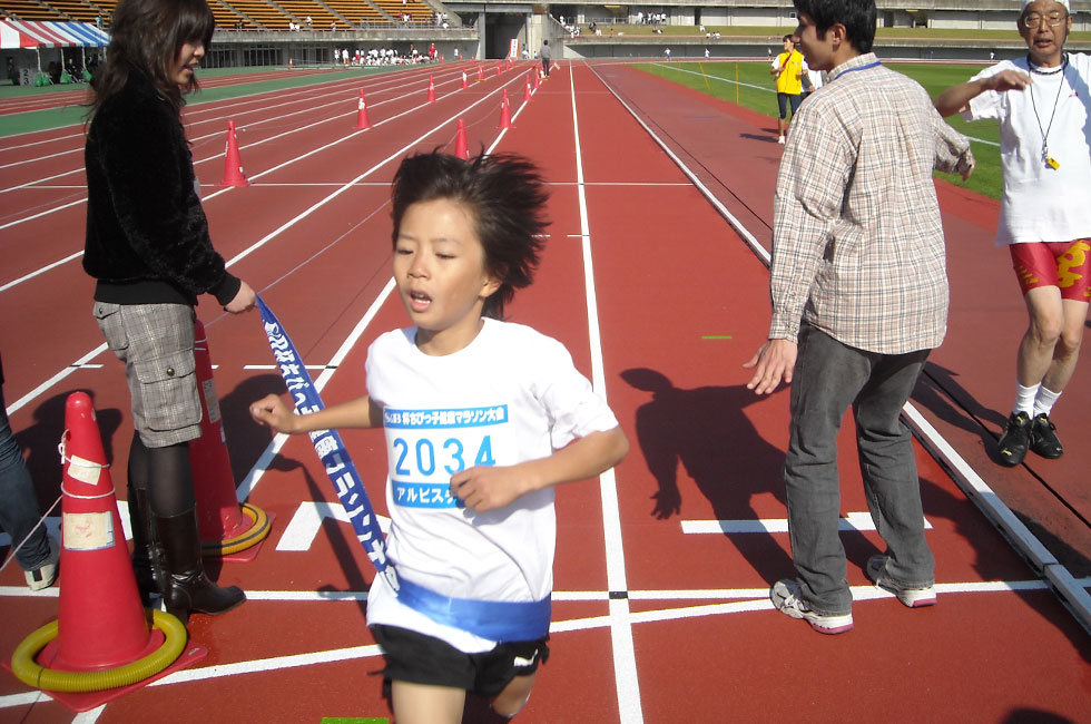 2年男子は粟島くんが5分48秒の好タイムで独走Ⅴ。