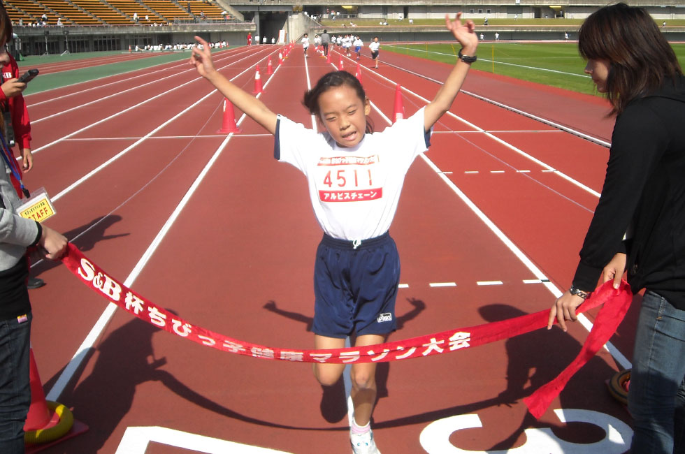 4年女子は中田さんが10分56秒の好タイムで独走。初Ⅴ。
