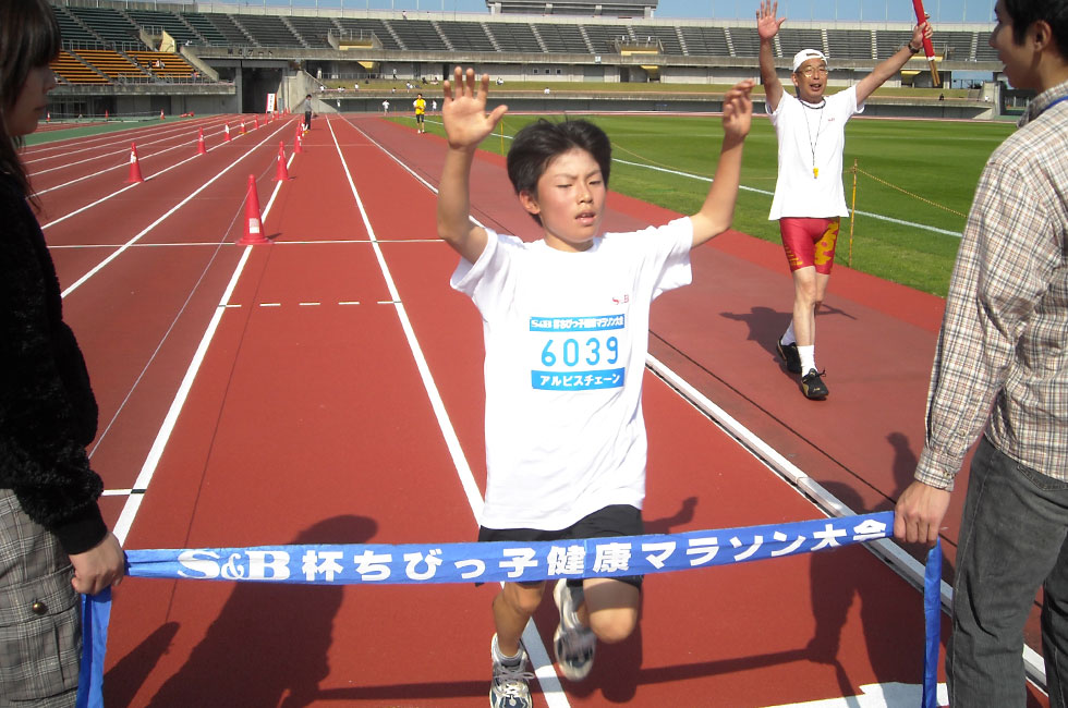 6年男子は荒木くんが独走で3連覇達成！中学でもこの調子で行こう！