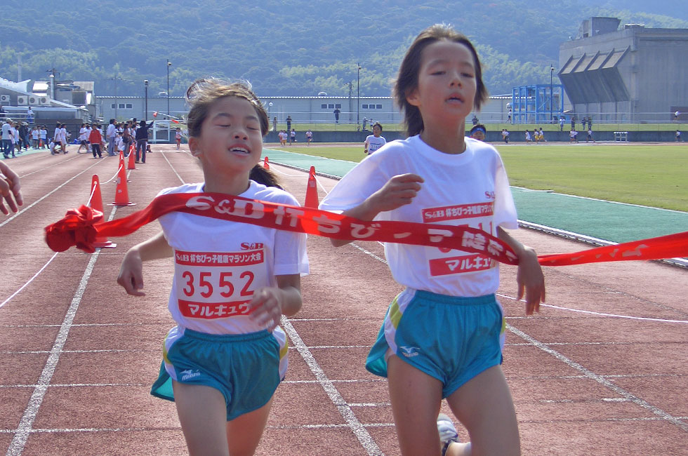 3年女子は岩本さんが猛追する西永さんを僅差押さえ7分49秒の好タイムで制した。