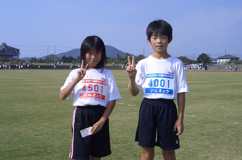 4年男女優勝の稲田くんと賴尊さん。共に昨年度ランキングベスト10に入る好タイムだった。
