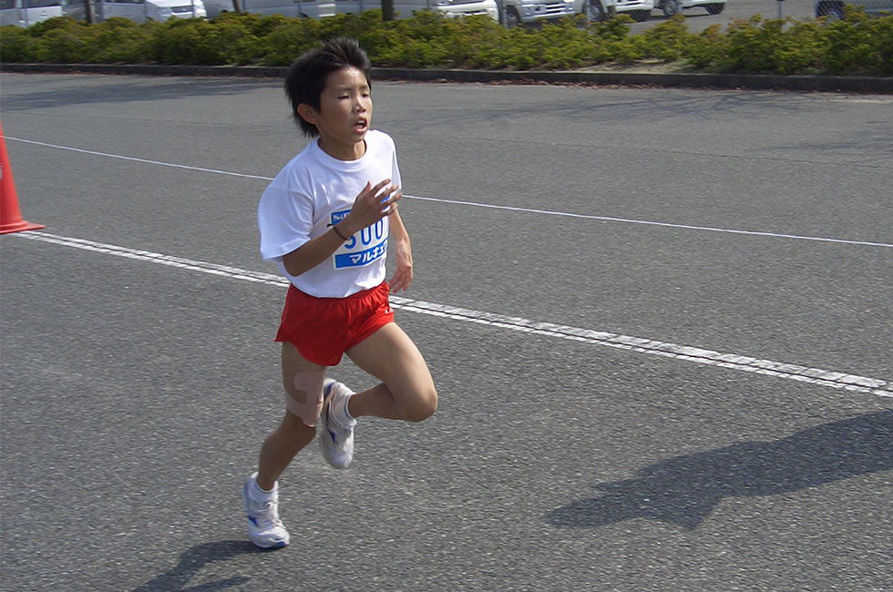 5年男子は原田くんが5連覇達成！積極果敢な攻める走りで10分30秒をマーク。