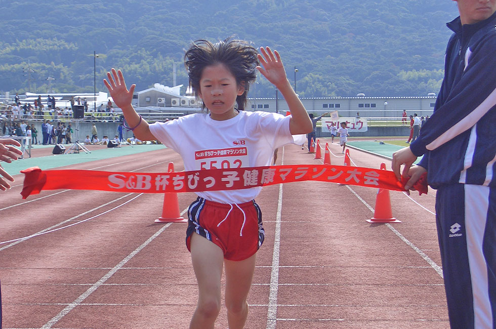 5年女子は沖野さんがハイレベルを制し11分03秒の好タイムをマーク。しなやかで軽快なフォームはお手本です。