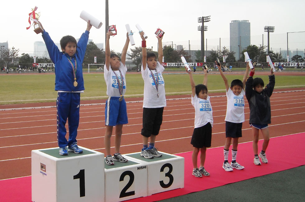 3年男子表彰。優勝は内山くん。2位鶴田くん、3位中尾くんまで昨年度トップ10に入る好タイムだった。