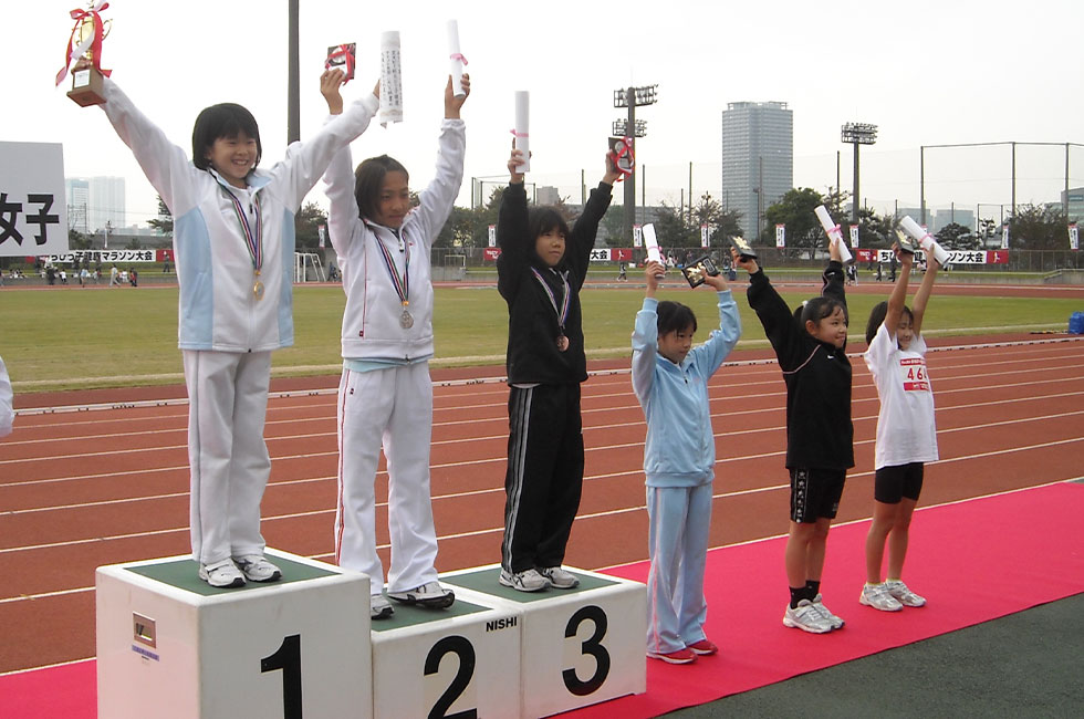 4年女子表彰。優勝の松本さんは昨年度ランク1位を上回る7分13秒の好タイムをマーク。2位八木沢さん、3位栗栖さんも昨年度トップ10に入る好タイム。