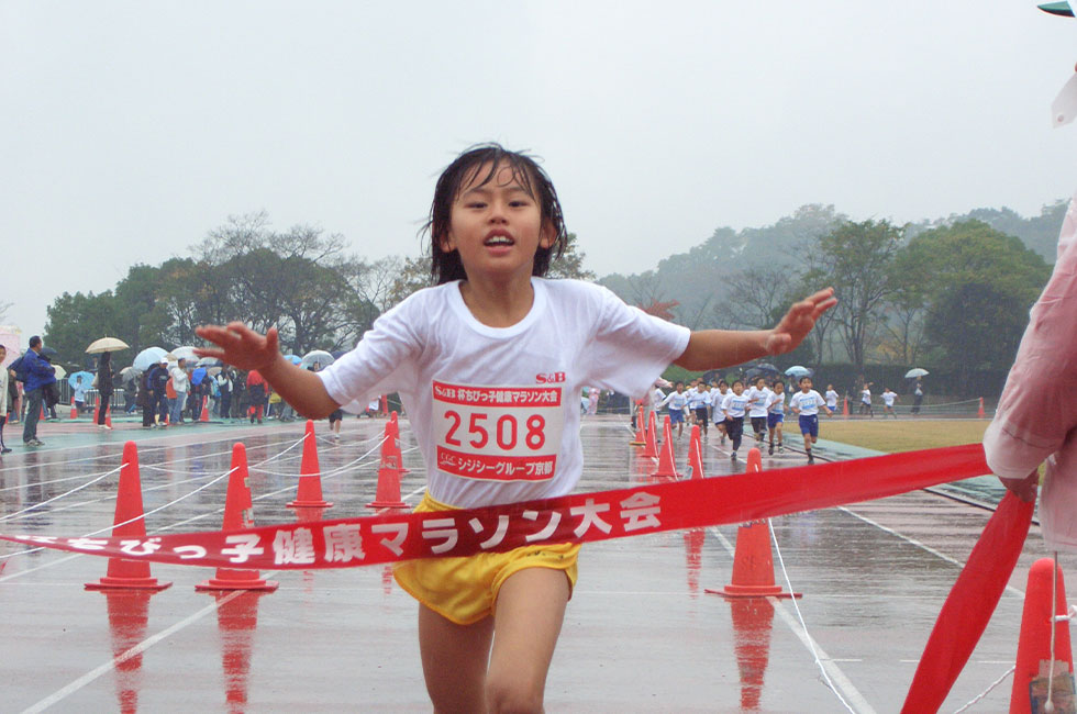 2年女子は井野さんが6分23秒の好タイムで連覇。