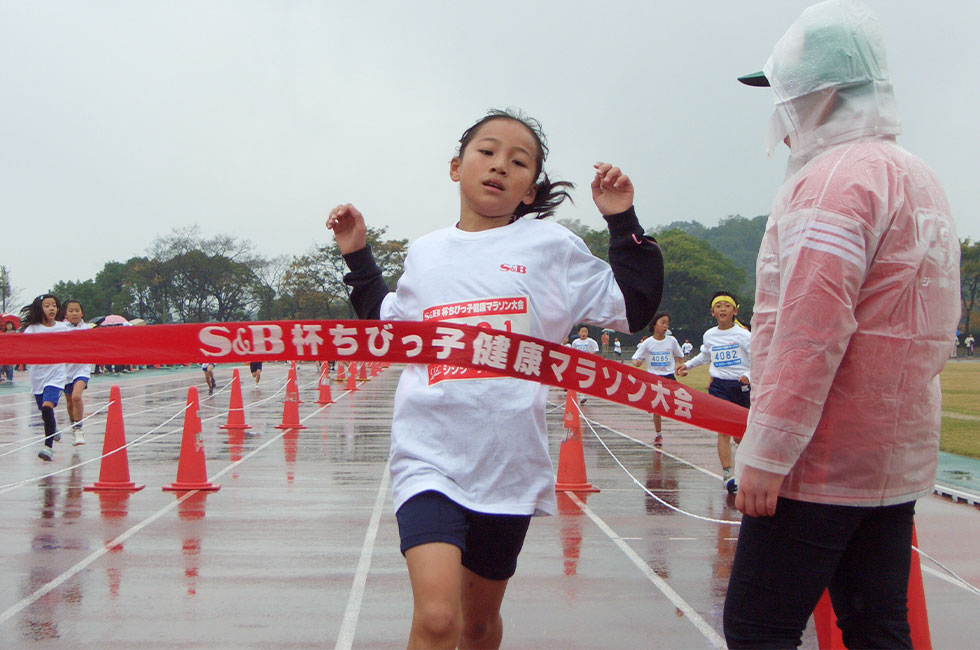 4年女子は竹内さんが独走で連覇。
