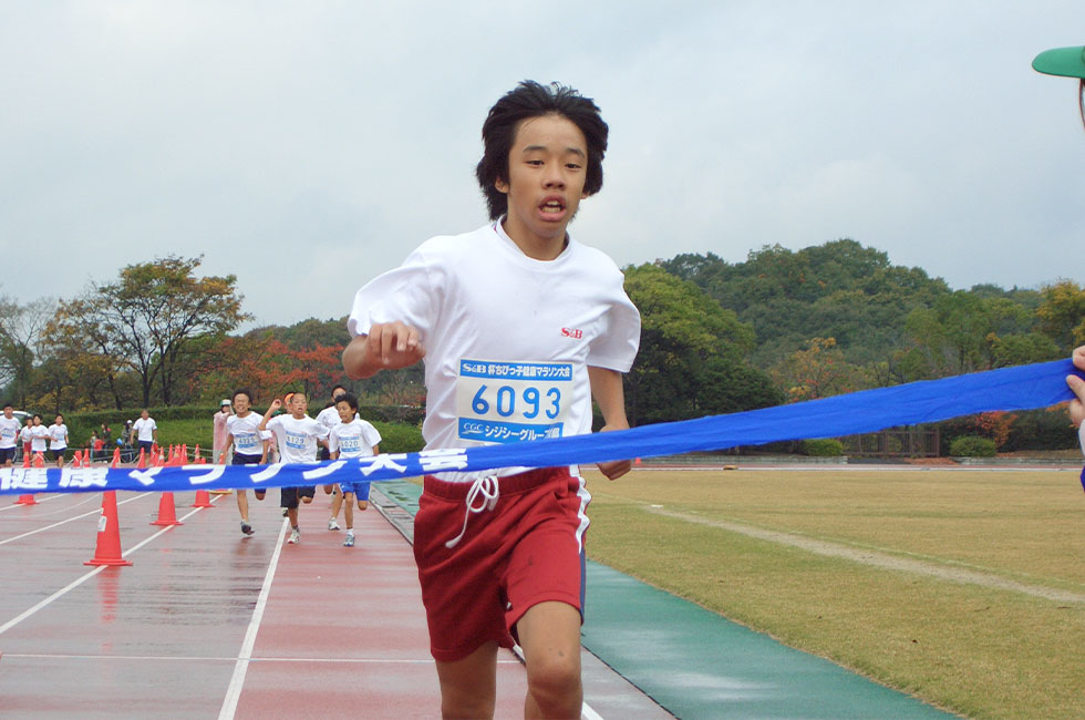 ハイレベルの6年男子は富家くんが10分34秒の好タイムで制した。2位から5位は接戦に…。