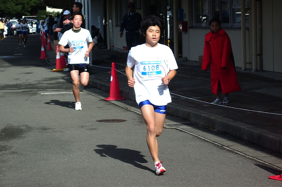 6年男子は後半に入って谷口くんがペースアップ。10分15秒（昨年度ランク5位）の好タイムをマーク。