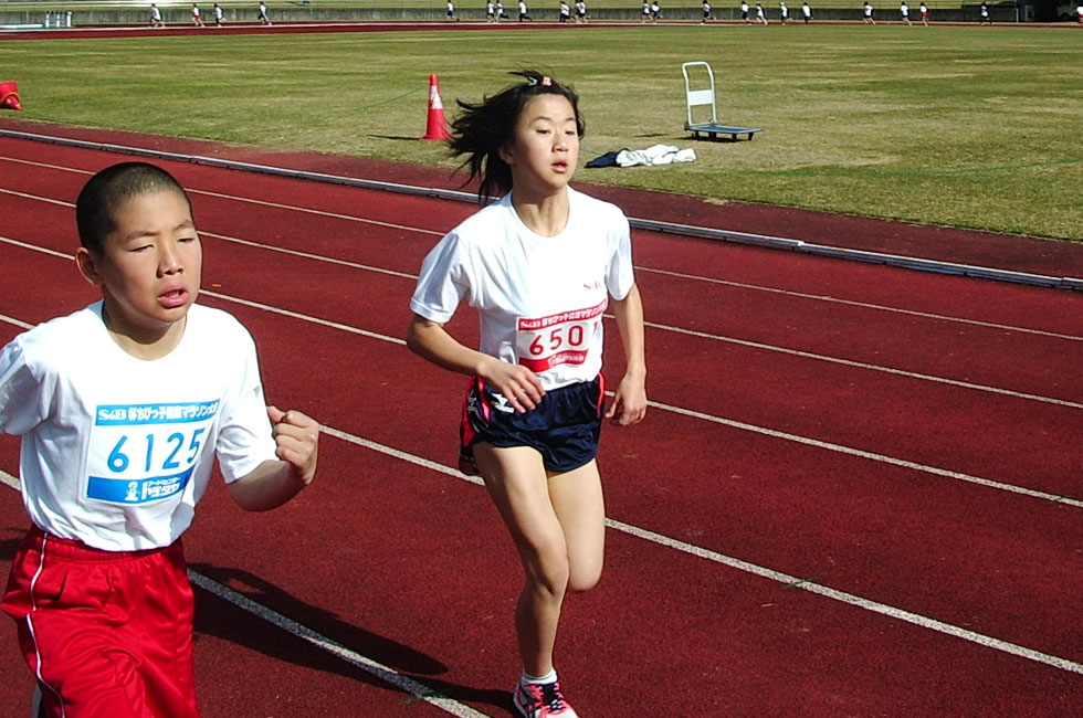 6年女子は山田さんが終始独走で3連覇。オーバーペースながら10分42秒は別格のタイム。