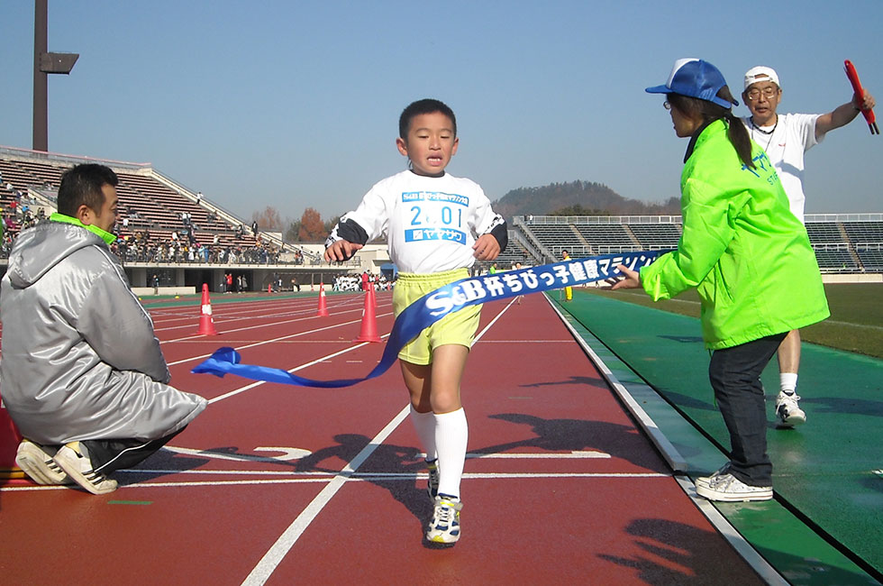 2年男子は鈴木くんが2連覇。タイムも5分50秒の好タイムをマーク。