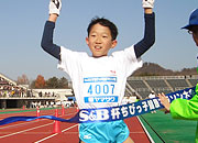 4年男子は鈴木くんが独走Ⅴ。昨年３位からステップアップ。