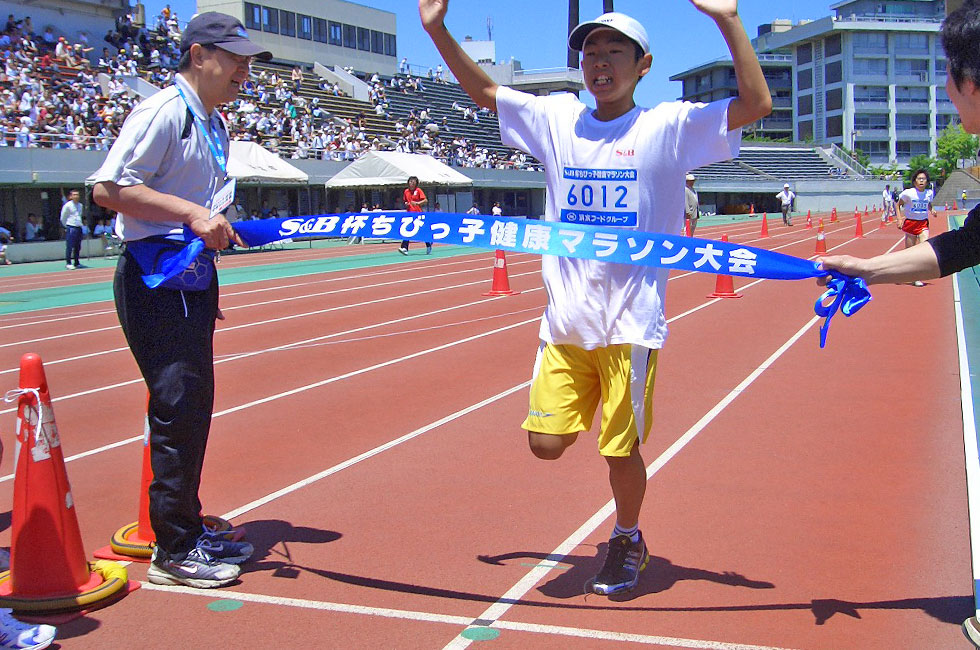 6年男子は吉津くんが2連覇。10分27秒の好タイム。