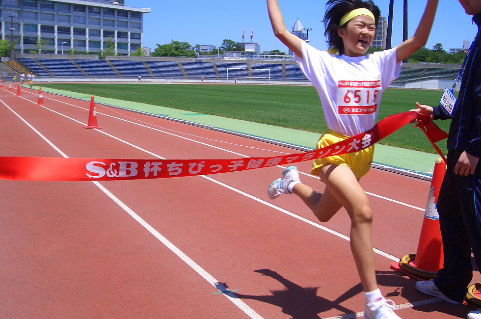 6年女子は阿部さんが3連覇。独走で10分44秒と破格のタイムをマーク。