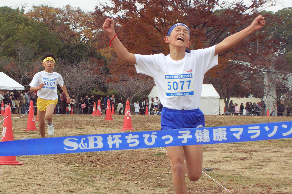 5年男子は高橋くんが10分45秒の好タイムで橋本くんに競り勝った。2位橋本くんも10分47秒の好タイム。