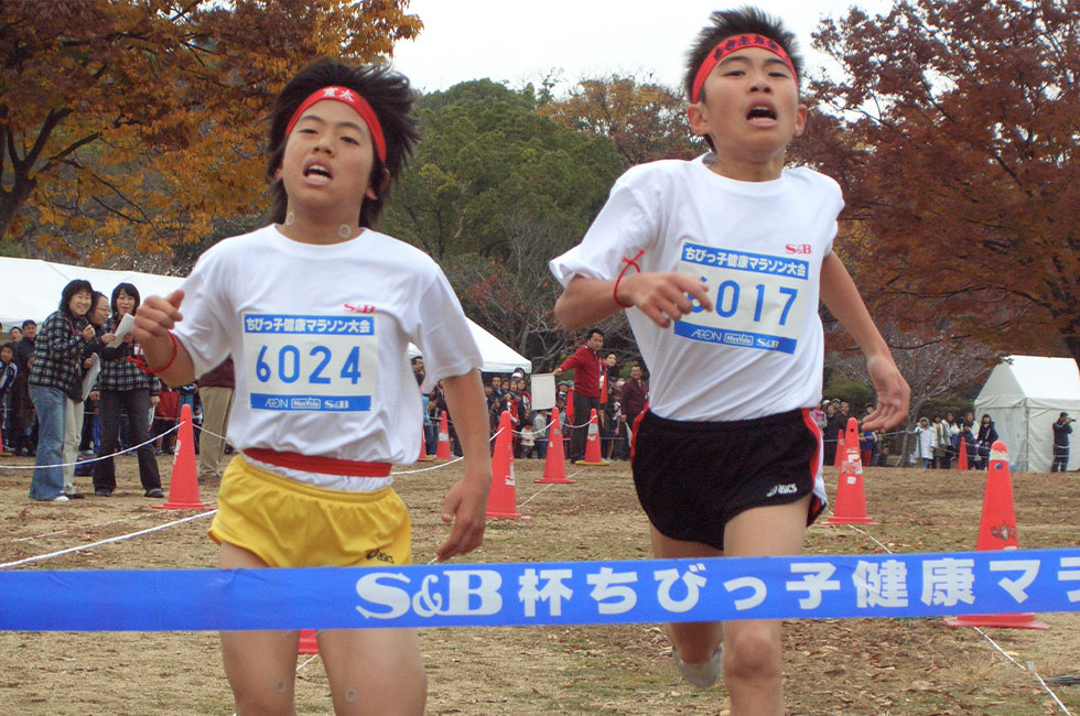 6年男子は小林くんと高橋くんの接戦となった。僅差で小林くんが逃げ切った。