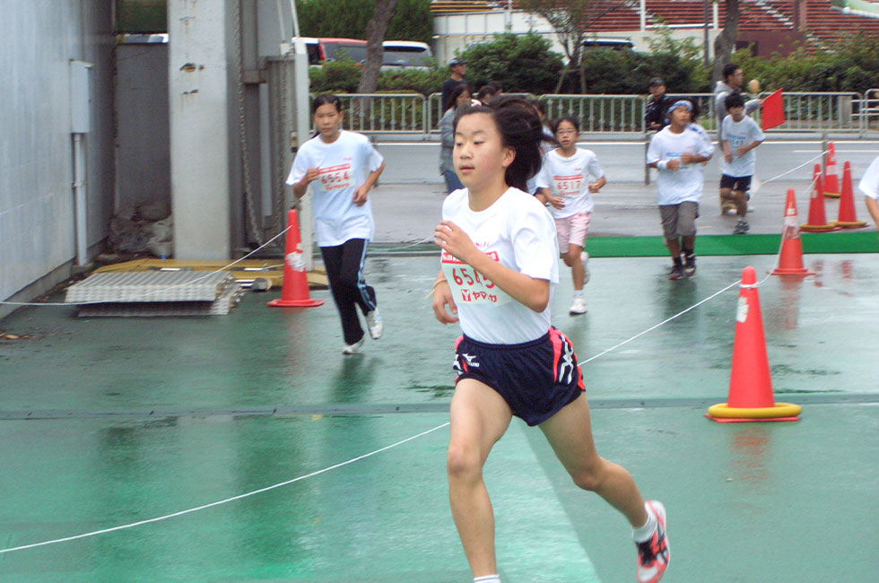 6年女子は山田さんが独走で4連覇。折り返しが9回あるこのコースで10分49秒は驚異的なタイムだ。