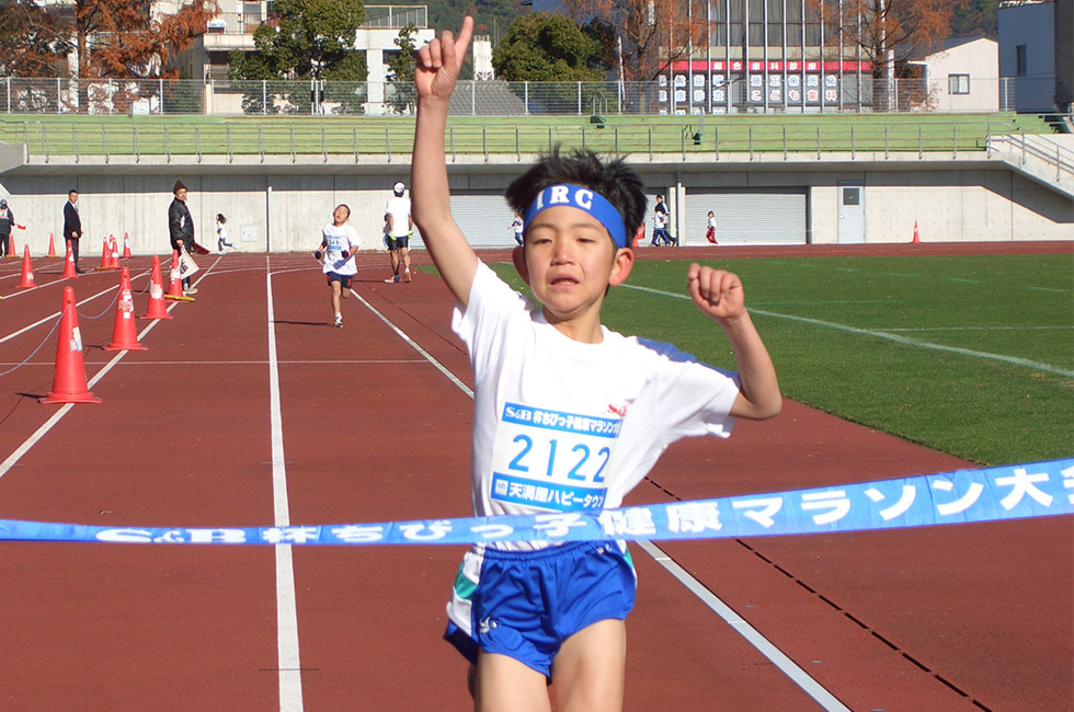 2強対決となった2年男子は山田くんが2連覇。タイムも5分40秒の今年度最高タイムをマーク。2位桑村くんも5分48秒の好タイムで続いた。