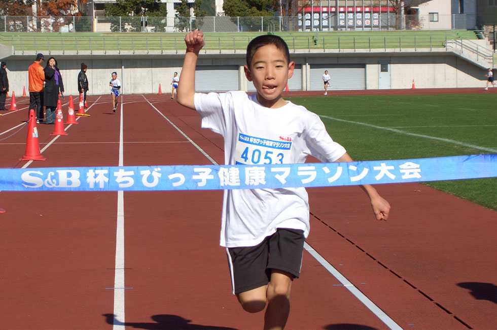 4年男子は6位でも7分42秒と空前のハイレベル。小松くんが今年度最高タイムとなる7分01秒をマーク。昨年5位から急成長。