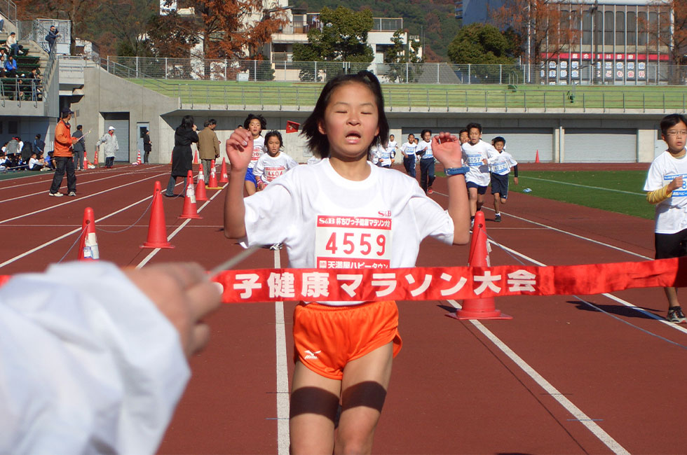 4年女子は田中さんが接戦から抜け出し圧勝。昨年5位から大躍進し7分46秒の好タイムをマーク。2位～4位は混戦となった。