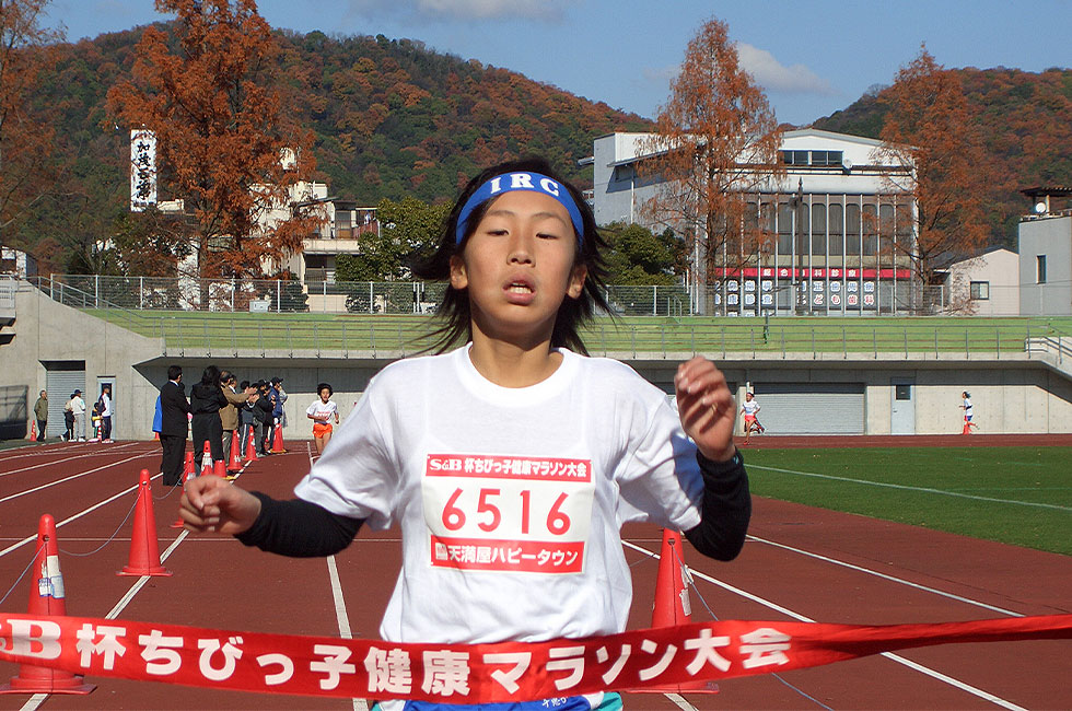 6年女子は大森さんが昨年2位の雪辱を果たし、11分18秒の好タイムで圧勝。