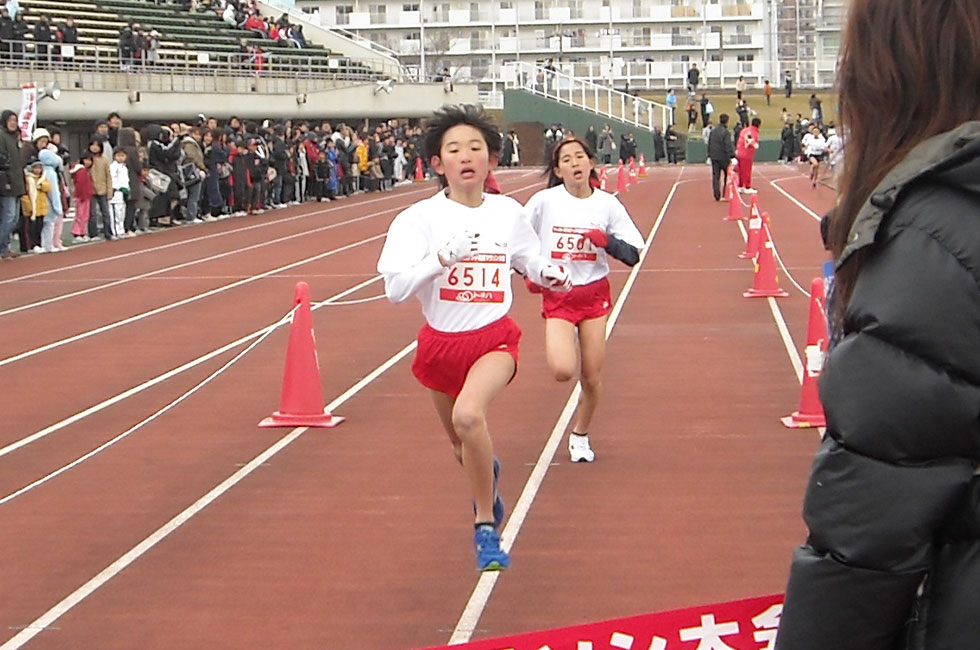 ハイレベルとなった6年女子は工藤さんが後藤さんを僅差押さえ10分59秒の好タイムをマーク。1秒差で後藤さんが続いた。