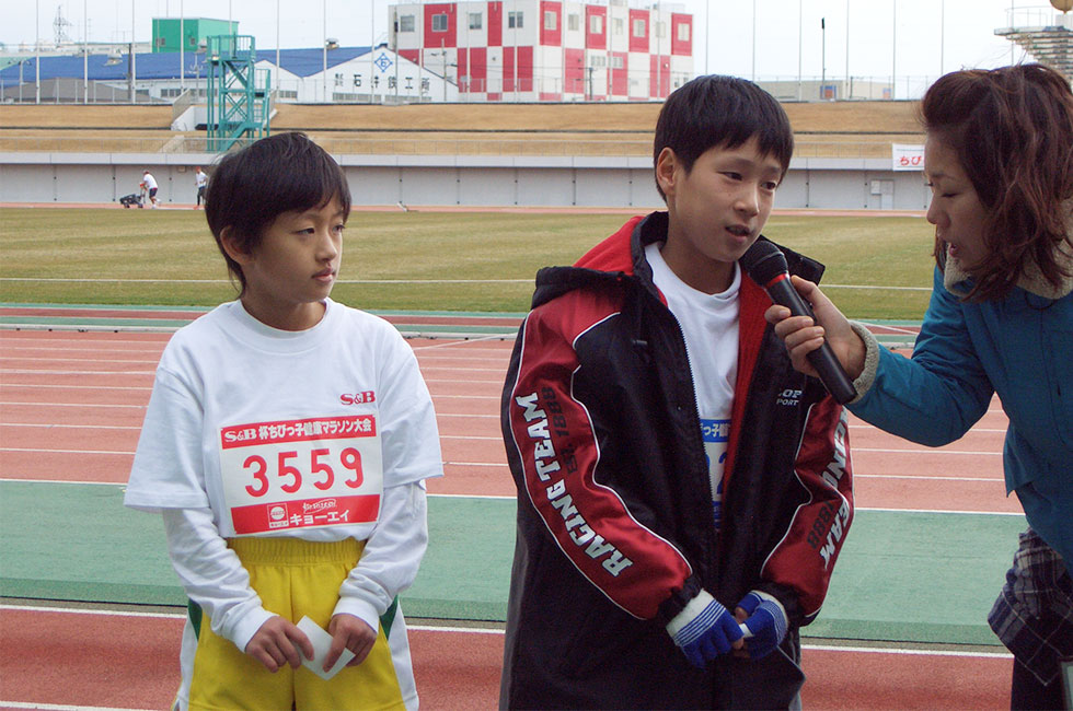 3年男女優勝インタビュー男子井口くんは7分37秒の好タイムで3連覇。女子の松家さんは独走で8分08秒の好タイムをマーク。