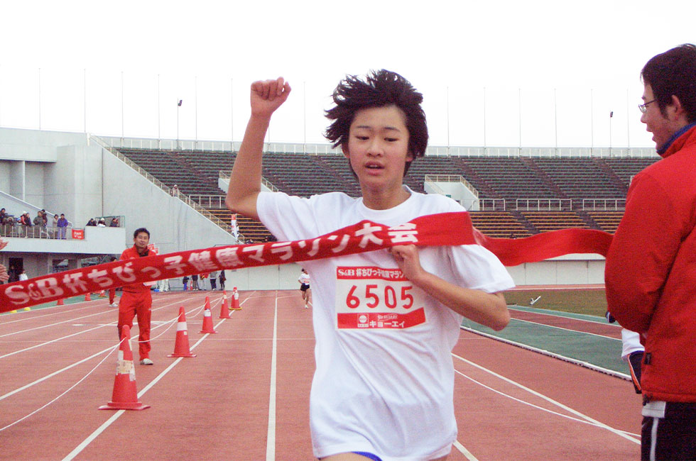6年女子は岡村さんが6連覇の偉業を達成！11分22秒のタイムも文句なし。