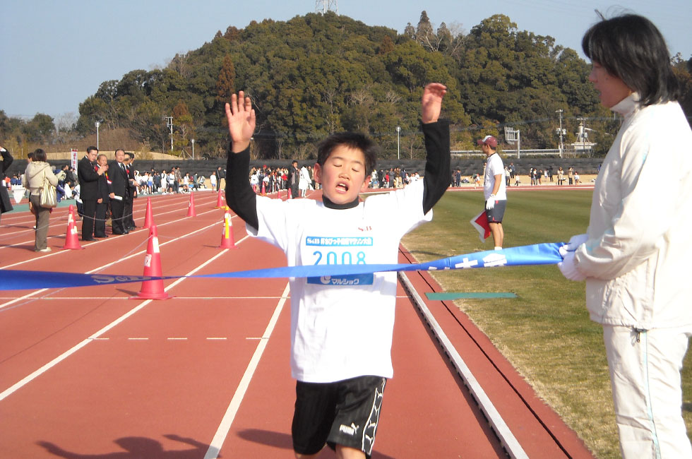 2年男子は富永くんが独走Ⅴ。タイムも5分49秒（昨年度ランク8位）の好タイム。