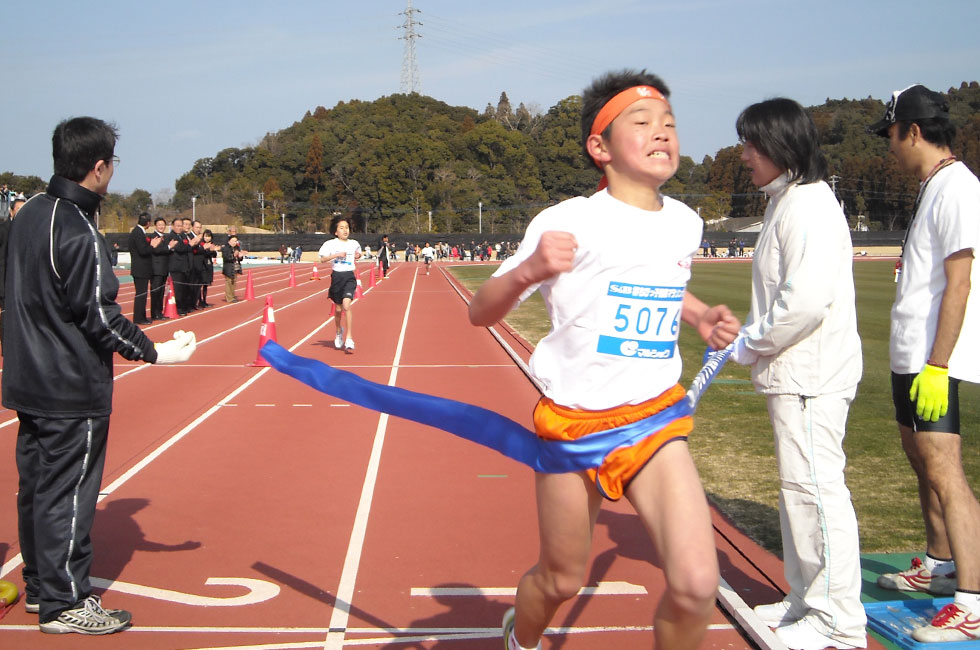 5年男子は昨年2位の山本くんが初Ⅴ。ガッツポーズの気持ちが良くわかります。