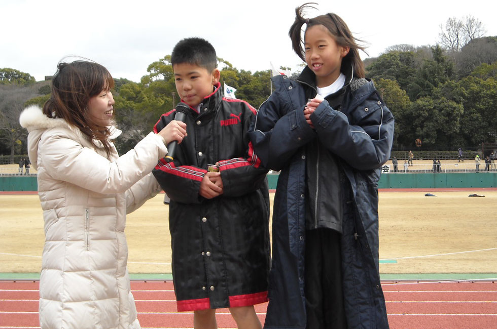 4年男女優勝インタビュー。男子は藤山くんが2連覇。女子は和田さんが7分22秒の好タイムをマーク。