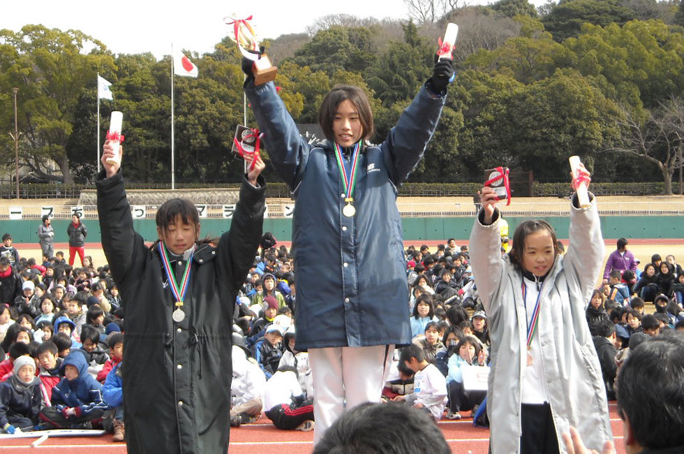 5年女子表彰。1位山角さん11分06秒　2位行司さん11分12秒　3位岸本さん11分22秒と全国トップクラスの記録でした。
