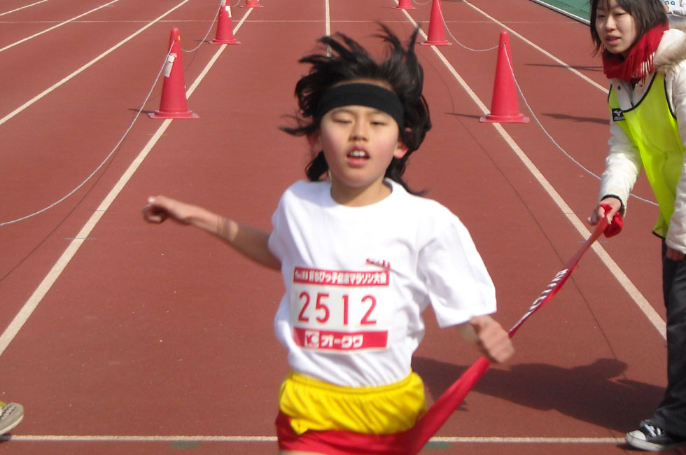 2年女子は井野さんが2連覇。5分39秒は歴代でも上位の好タイムだ。