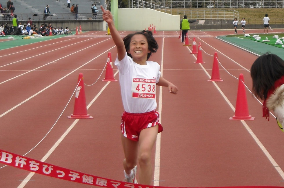 4年女子は高橋さんが快調な走りで2連覇。6分台（50秒）をあっさりマーク。
