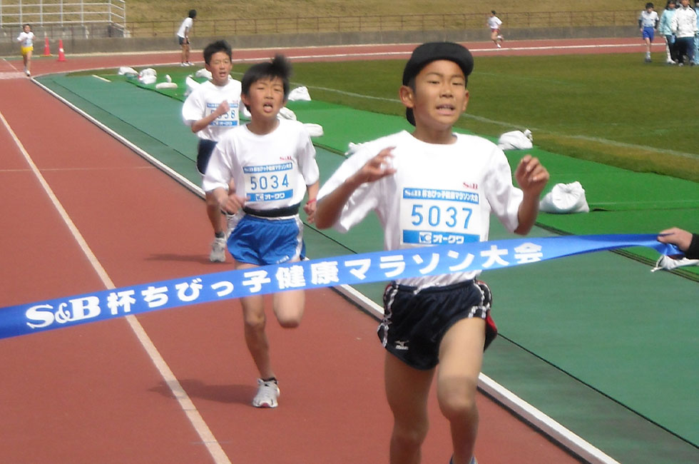 5年男子は得本くんが谷野くん、山内くんとの接戦を制した。昨年度ランクトップを上回る10分25秒をマーク。