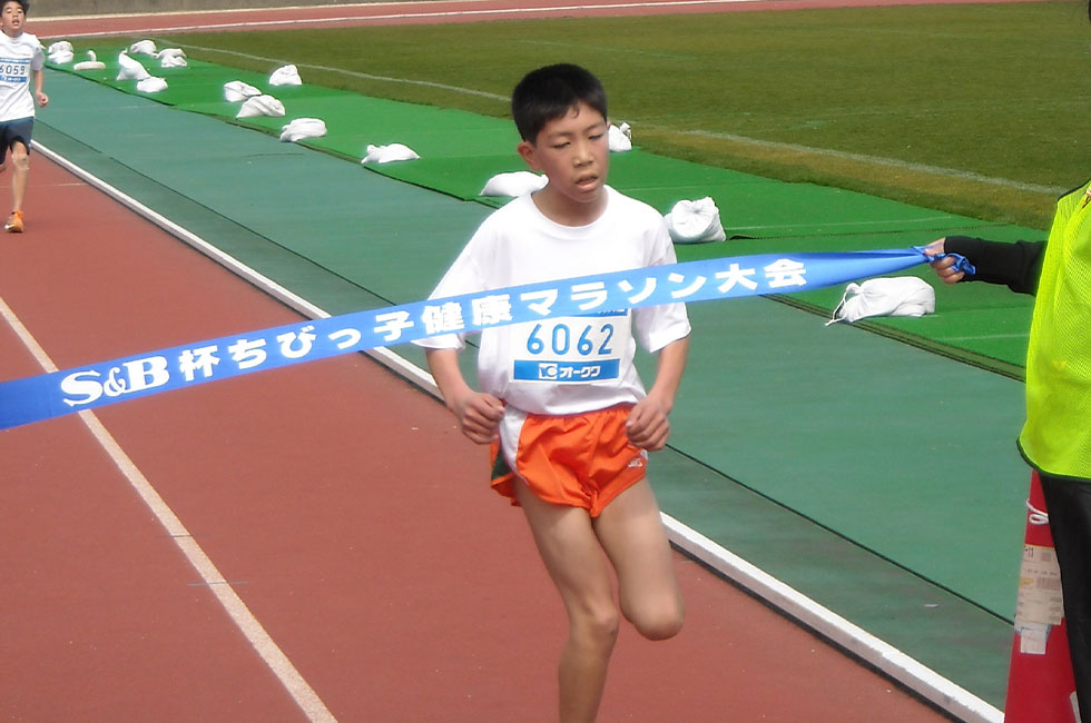 6年男子は橋詰くんが激戦を制し2連覇。上位4名は年間ベスト10に入る好タイム。