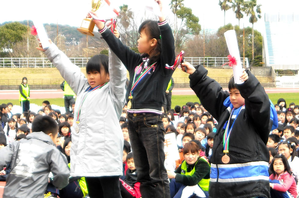 1年女子表彰。1位松原さん6分10秒、2位武本さん6分15秒、3位川口さん6分43秒とハイレベルだった。