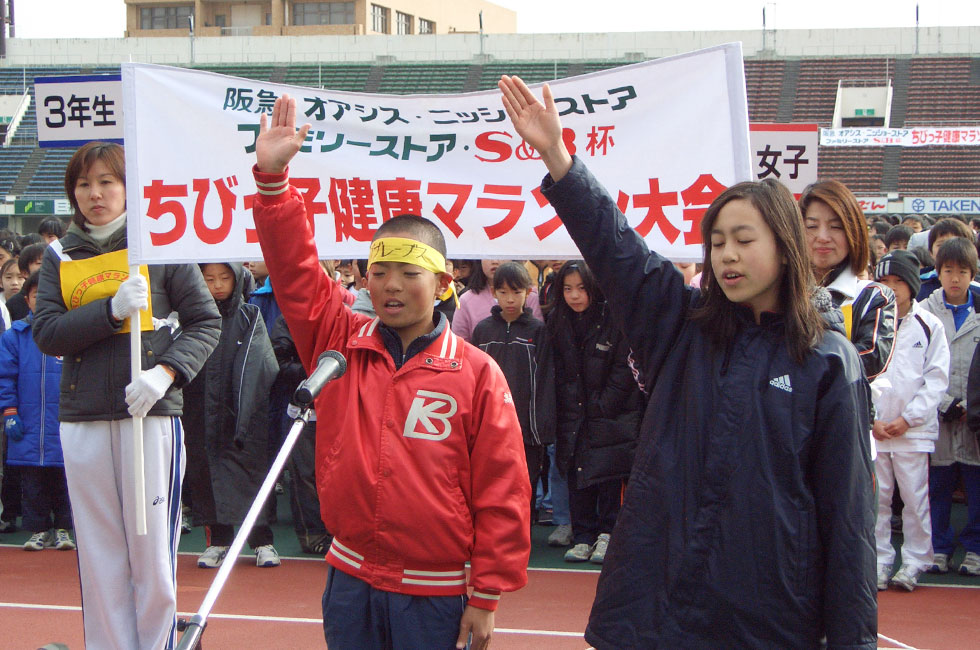 参加選手を代表して、6年の高畑くんと田中さんが元気に宣誓した。