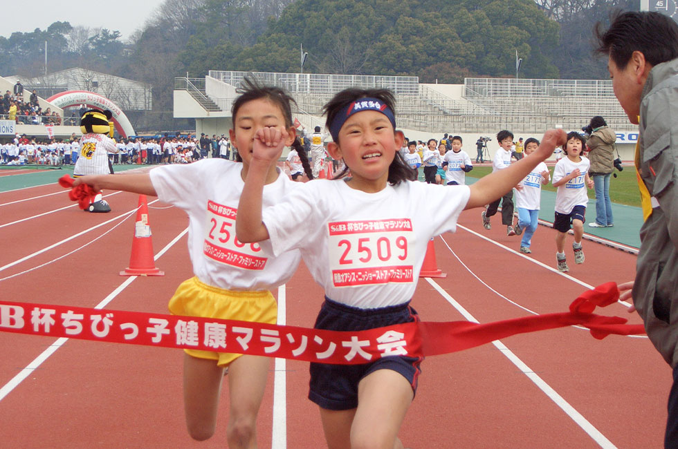 2年女子は荒井さんと浅田さんがほぼ同時にフィニッシュ！僅差新井さんが先着。共に5分56秒の好タイム。