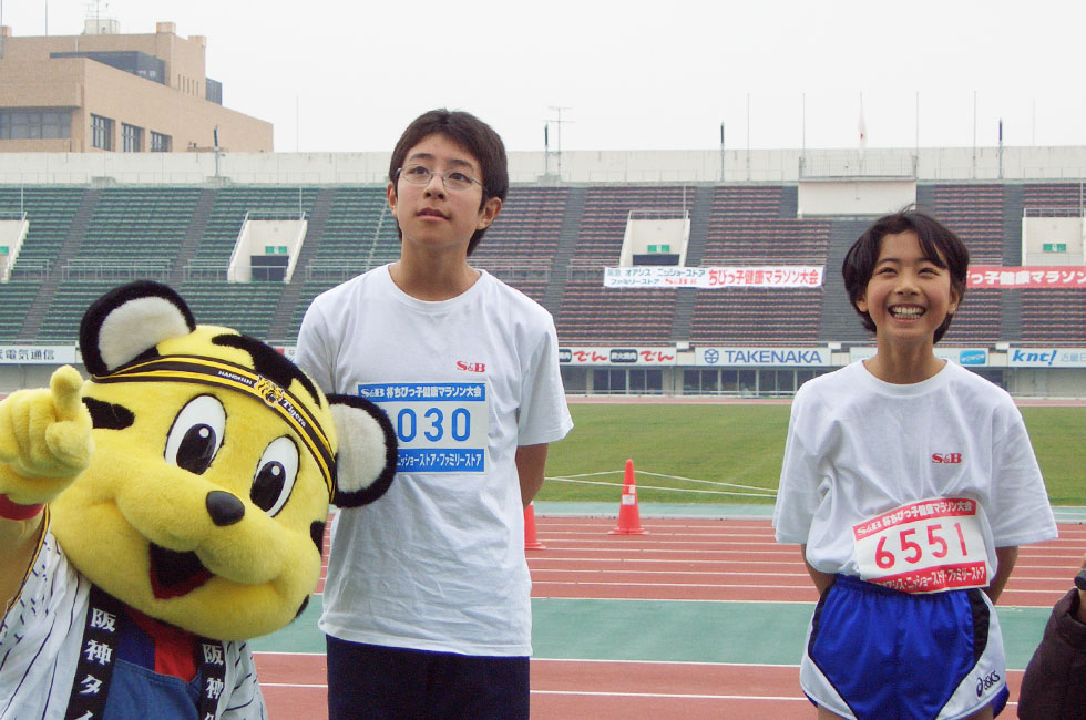 6年男女優勝の藤井くんと高田さん。トラッキーの指す方向に何があるのかな？