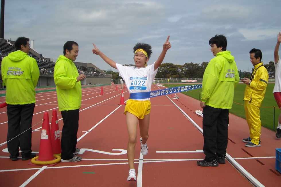 6年男子は昨年4位の村川くんが躍進Ⅴ。10分20秒の好タイムだった。