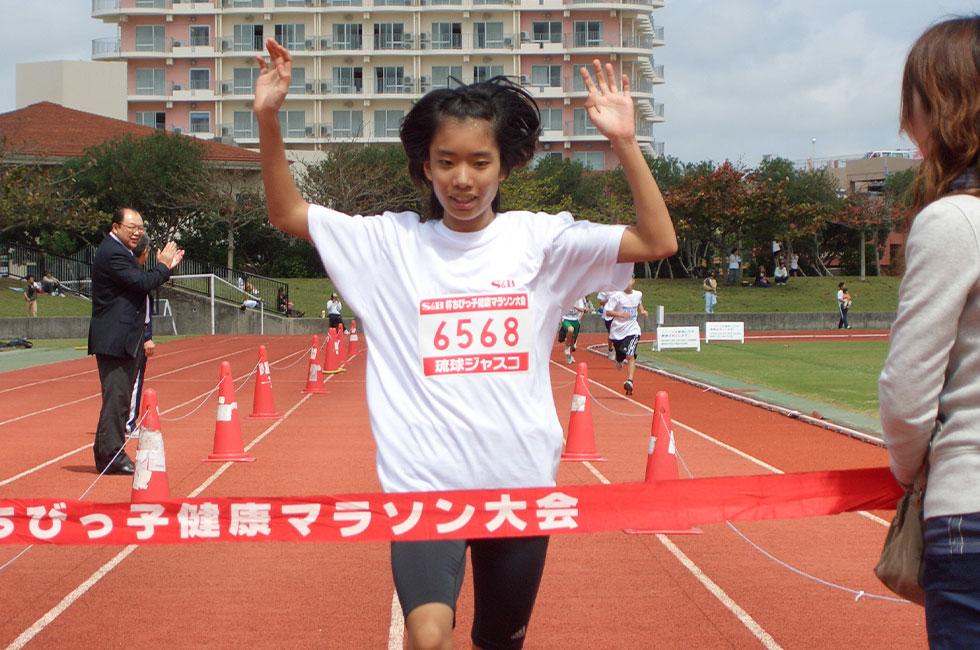 6年女子は比屋根さんが11分09秒の好タイムで独走Ⅴ。