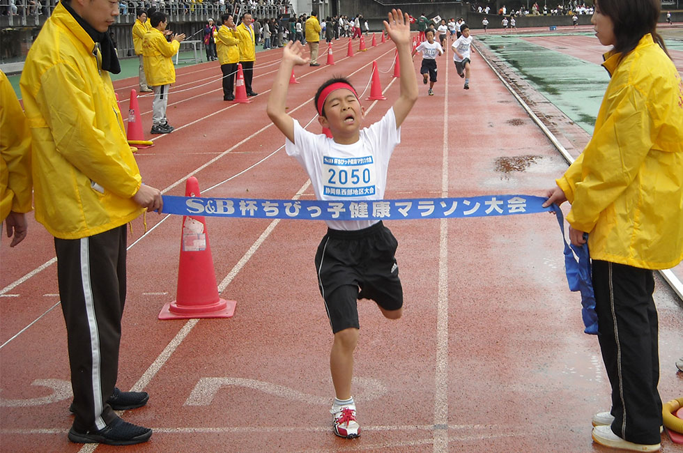 2年男子は鈴木くんが昨年5位から大躍進。5分50秒の好タイムで制した。