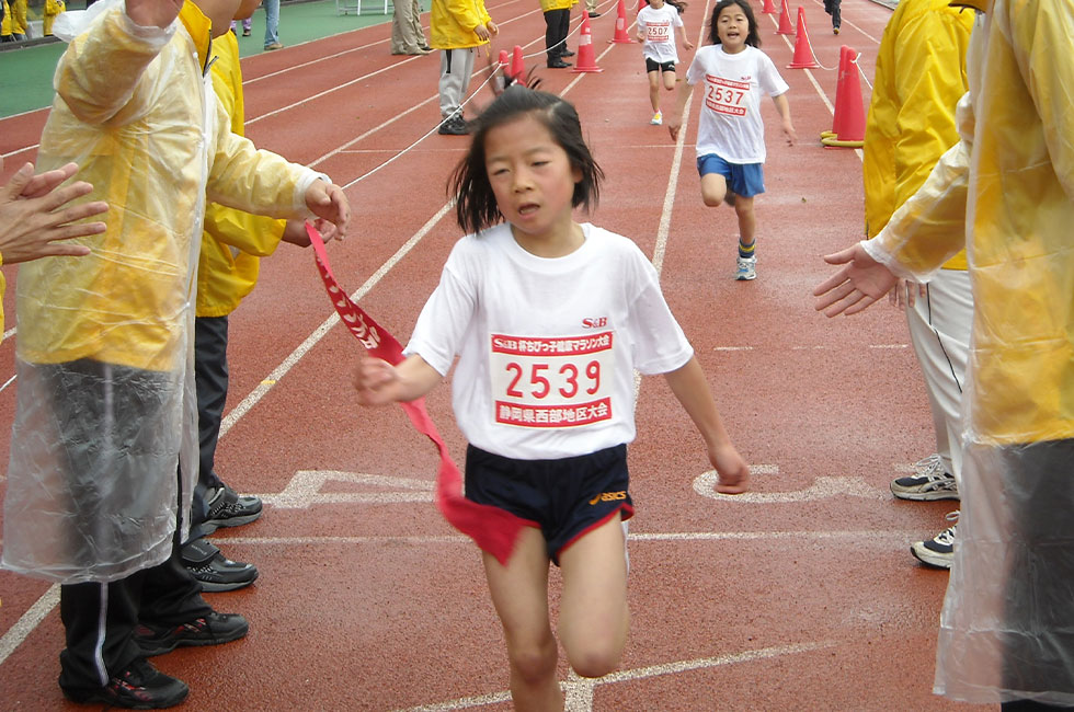 2年女子は荒川さんが6分05秒で制した。2位今村さん、3位松本さんと昨年度ランキング10位に入る超ハイレベルな接戦だった。